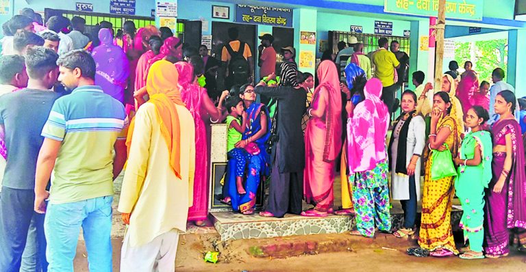 SARAN NEWS : सदर अस्पताल में आठ बजे से ही रजिस्ट्रेशन के लिए लग रही कतार