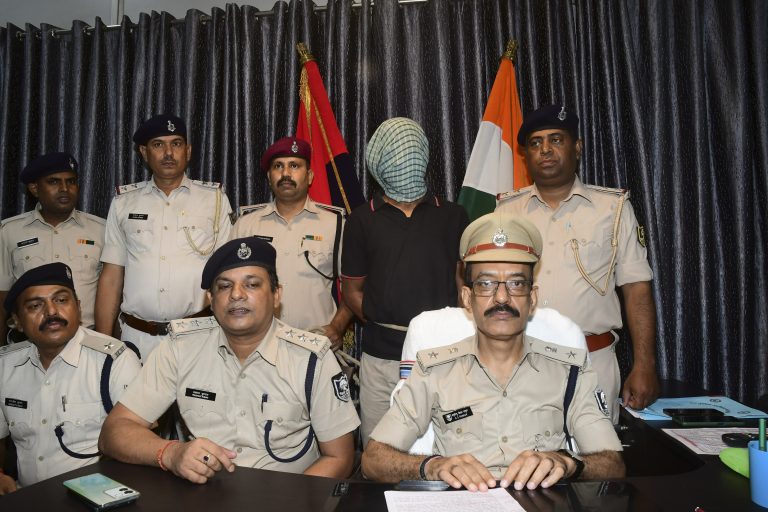 Patna : पैसा लूट कर मामा-भांजे से ट्रेन से फेंकने वाला फर्जी आरपीएफ जवान गिरफ्तार