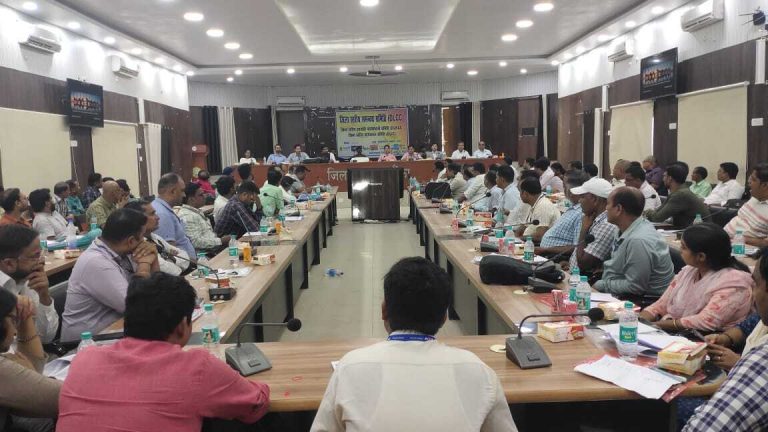 डीएम ने कम उपलब्धि पर बैंक प्रबंधकों को लगायी फटकार