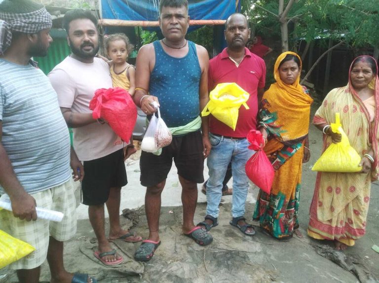 सूखा राशन में की जा रही कटौती से आक्रोशित बाढ़ पीड़ितों ने किया हंगामा