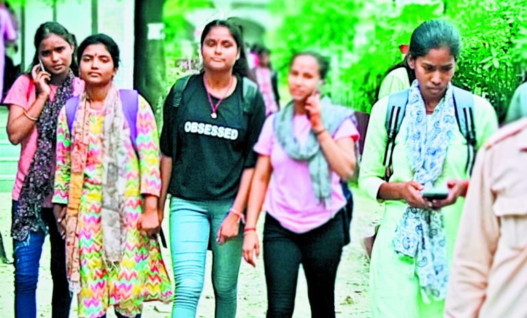 Chhapra News : स्नातक में स्पॉट एडमिशन लेने वाले छात्रों की शुरू हुईं कक्षाएं