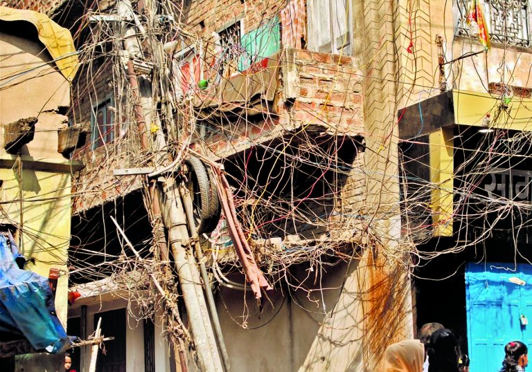 Chhapra News : पूजा पंडालों के नजदीक झूल रहे बिजली के जर्जर तार