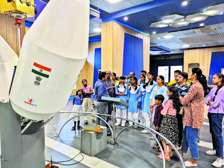 तिलौथू के छात्रों ने इसरो के नामचीन वैज्ञानिकों से सीखे अंतरिक्ष के गुर