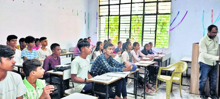 Gopalganj News  : पॉलिटेक्निक के शिक्षक संवार रहे दियारे के छात्रों का भविष्य