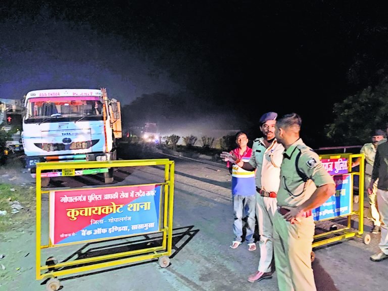 Gopalganj News  : बलथरी चेकपोस्ट पर आधी रात को पहुंचे एसपी, फाइनेंसर का कर्मी ट्रक का इंट्री कराते गिरफ्तार