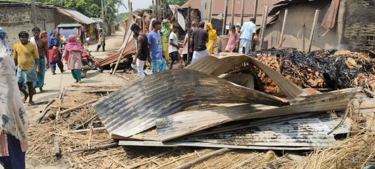 अगलगी से आधा दर्जन लोगों के घर जले, लाखों की संपत्ति का नुकसान