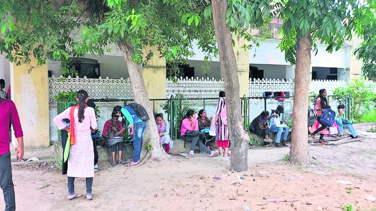 Chhapra News : कॉलेजों में कॉमन रूम नदारद, कहीं फर्श पर, तो कहीं पेड़ के नीचे बैठती हैं छात्राएं