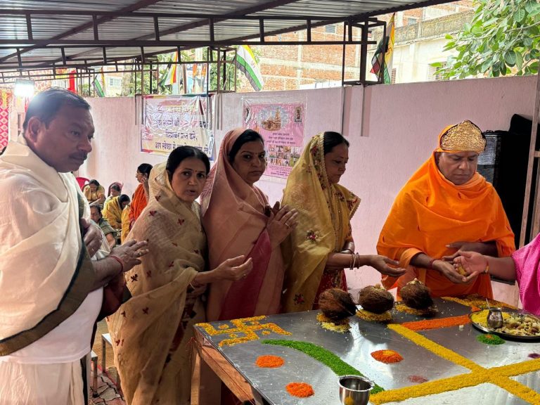 Giridih News: पर्वत वंदना व धार्मिक कार्यक्रमों में शामिल हुए विभिन्न प्रांतों से आये तीर्थ यात्री
