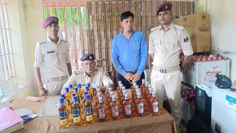 पूर्वा एक्सप्रेस से शराब बरामद, तस्कर गिरफ्तार