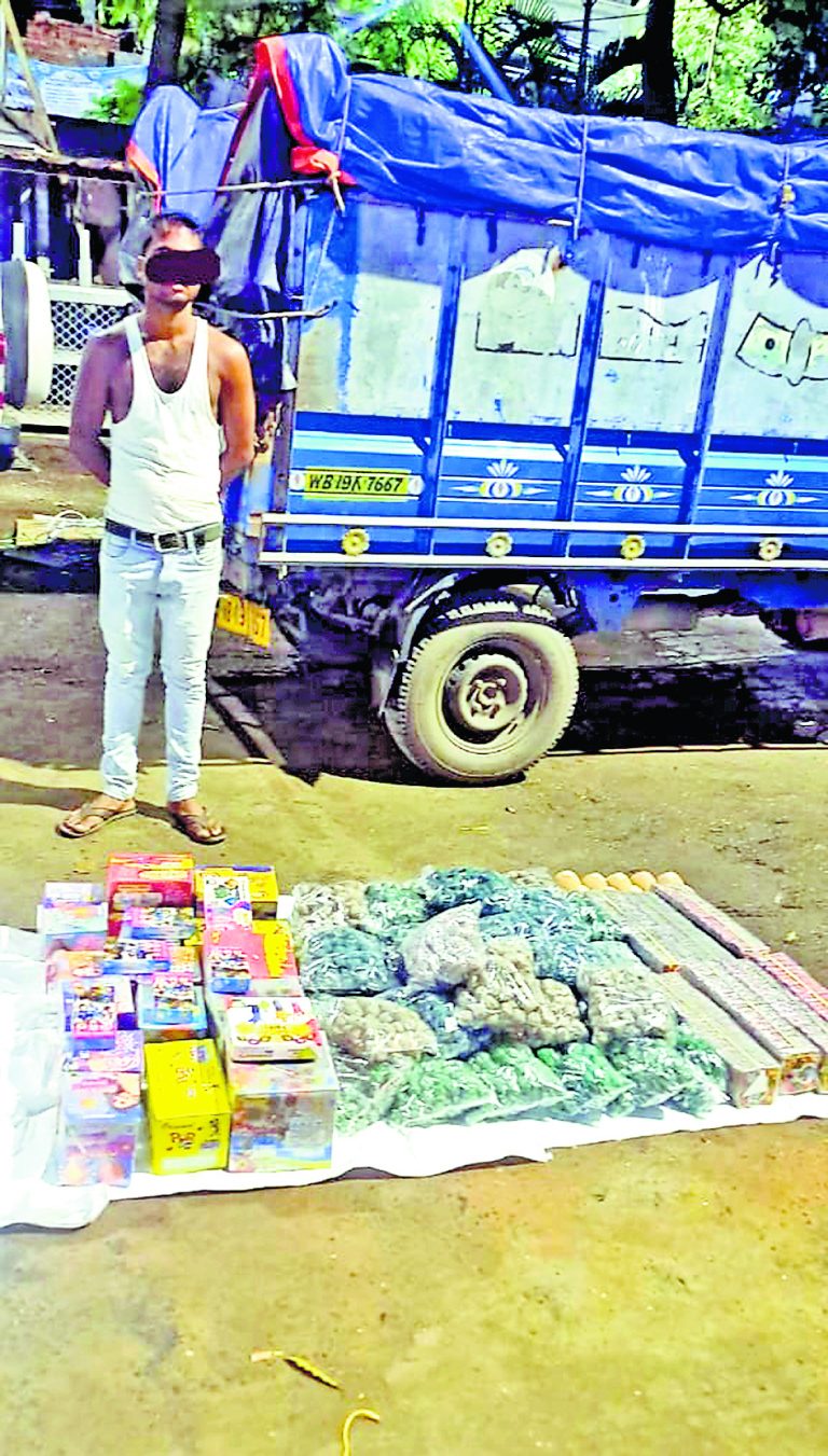 जब्त किये गये गार्डेनरीच ले जा रहे प्रतिबंधित पटाखे, एक आरोपी अरेस्ट