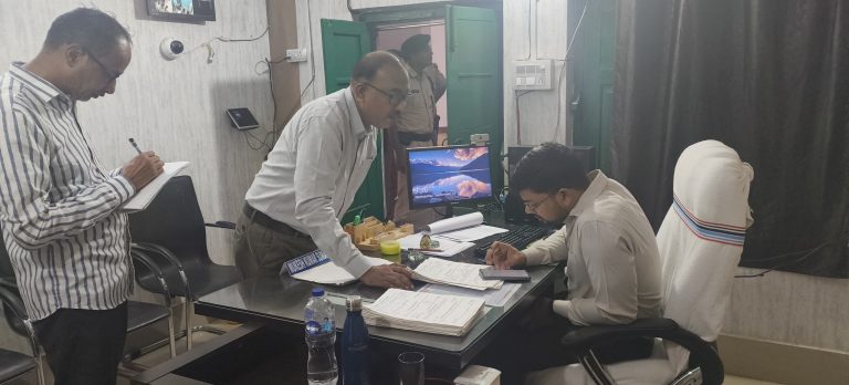 डीएम के औचक निरीक्षण में अमरपुर सीओ समेत कई अधिकारी व कर्मी पाये गये अनुपस्थित, वेतन पर रोक