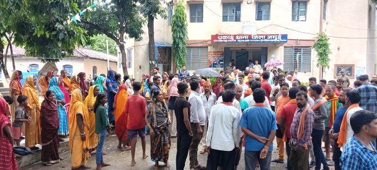 घायल मजदूर की मौत के बाद आक्रोशित लोगों ने चकाई थाना का किया घेराव