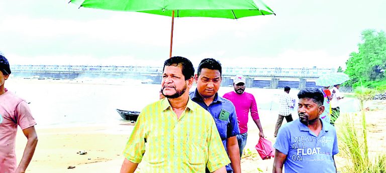 बरजोड़ा के विधायक आलोक मुखर्जी ने किया बाढ़ग्रस्त इलाके का दौरा