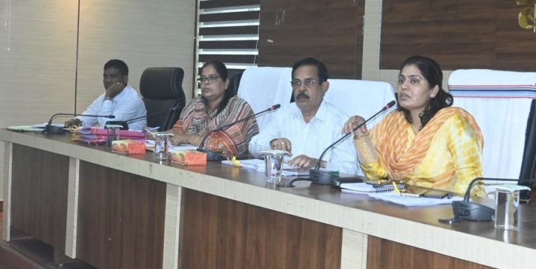 Bokaro News: पंडालों में हो अग्निशमन, प्रवेश व निकास द्वार की अलग-अलग व्यवस्था : डीसी