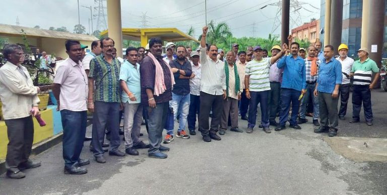 Bokaro News : डीवीसी के सप्लाई मजदूरों ने पावर प्लांट में किया प्रदर्शन