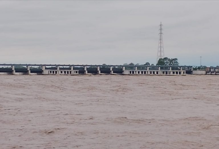 हो रही झमाझम बारिश से गंडक बराज के जलस्तर में एक बार फिर वृद्धि जारी
