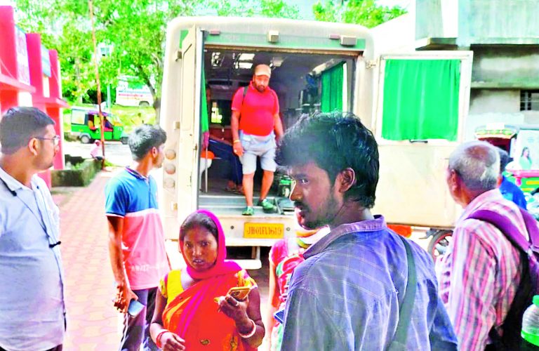 SNMMCH : नवजात के पिता ने रातभर किया इंतजार, सुबह दूसरे मरीज को ले जा रही थी एंबुलेंस, हंगामा