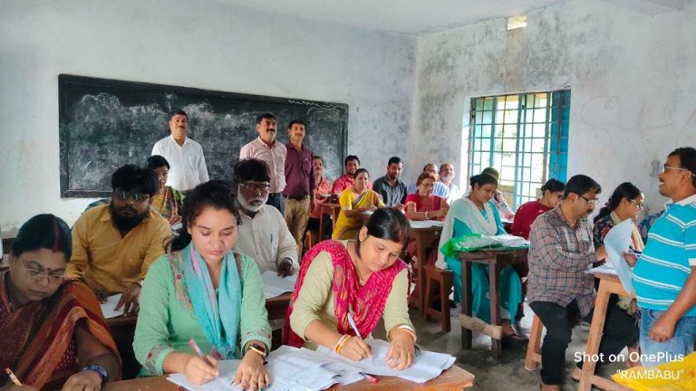 छात्र-छात्राओं के अर्धवार्षिक मूल्यांकन की कॉपी जांच जारी