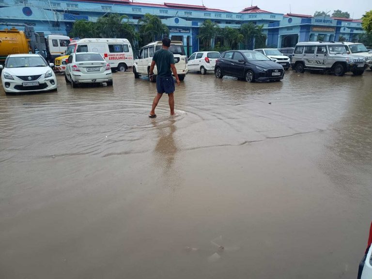 सदर अस्पताल में घुटने जल-जमाव