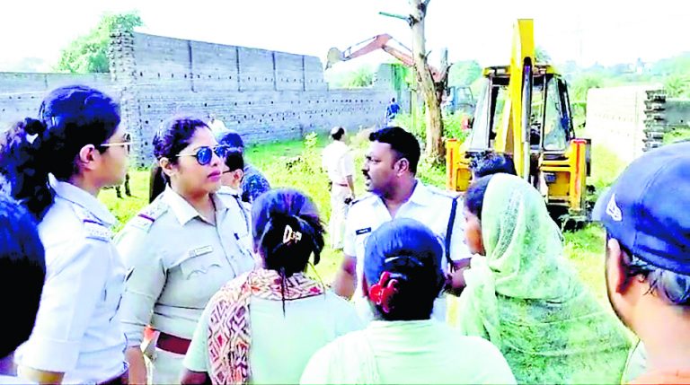 निजी मालिकाना की जमीन की टूटी चहारदीवारी, विरोध के बाद काम बंद
