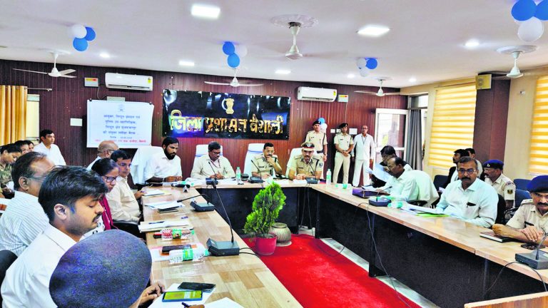 HAJIPUR NEWS : आपसी समन्वय के साथ काम करें अधिकारी : कमिश्नर