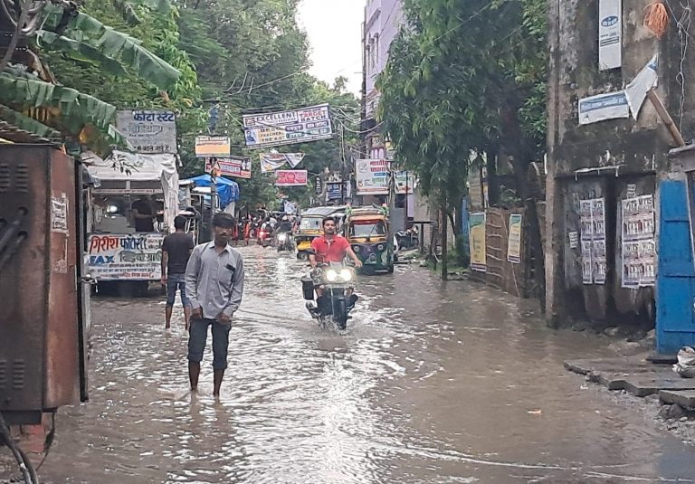 Waterlogging on roads due to torrential rains:  मूसलाधार बारिश से सड़कों पर जलभराव, आवागमन में कठिनाई