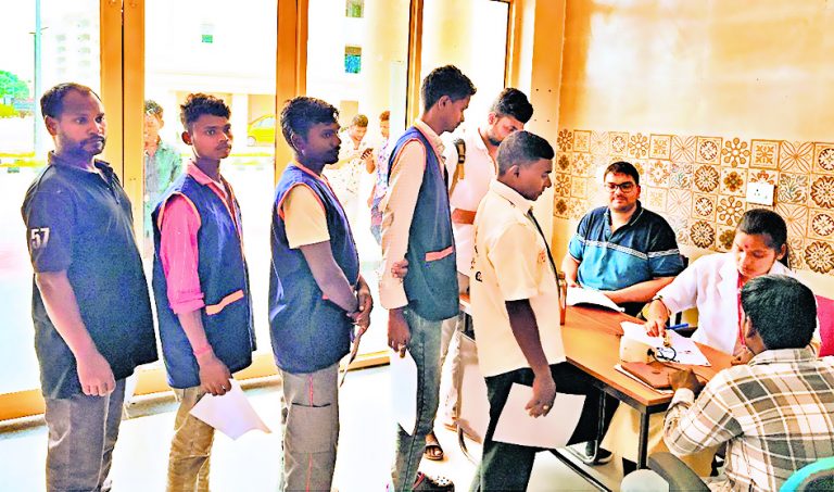 Gaya News : स्वास्थ्य शिविर लगा कर आइआइएम बोधगया ने सफाई मित्रों का किया इलाज