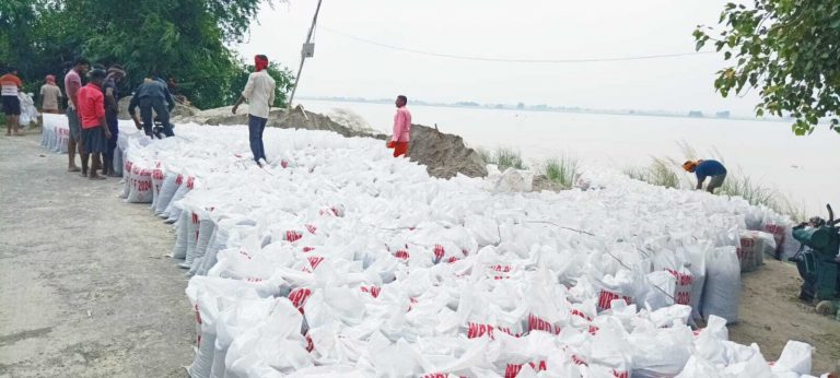 खतरे के निशान से ऊपर बह रही कोसी, प्रभावित टोले के लोगों की बढ़ी धड़कनें