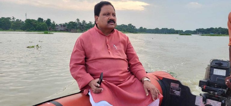 सांसद ने किया बाढ़ग्रस्त इलाकों का दौरा