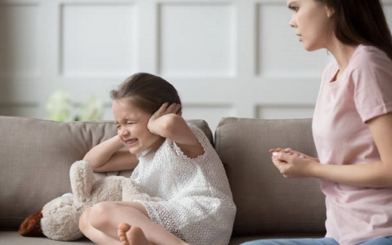 Parenting Tips: जिद्दी बच्चे की पेरेन्टिंग में आपकी मदद करेंगे ये सकारात्मक तरीके