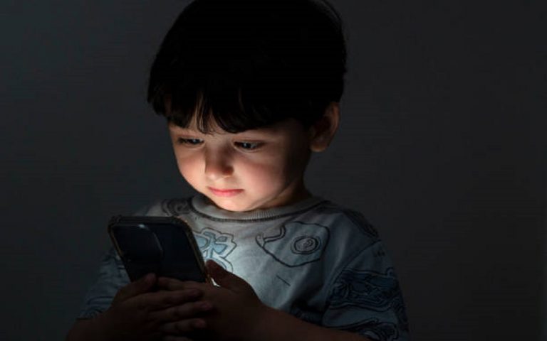 Parenting Tips: इन तरीकों से दूर करें अपने बच्चे की फोन की लत