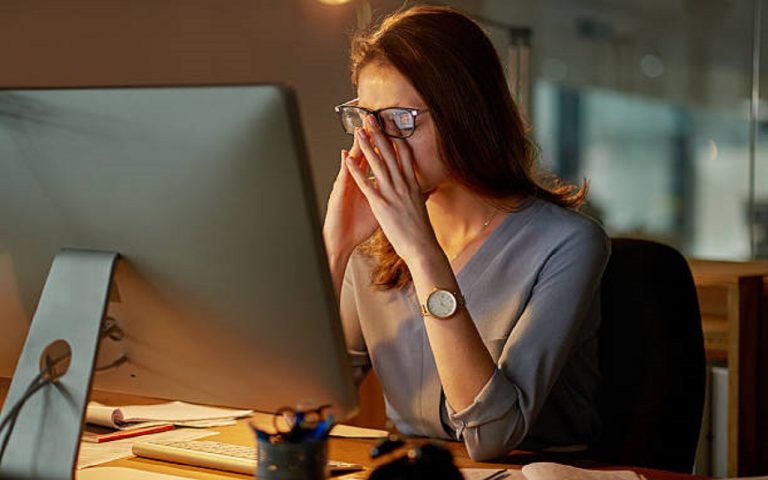 Vastu Tips: करियर में असफलताओं से हैं परेशान? वास्तु के अनुसार करें यह बदलाव