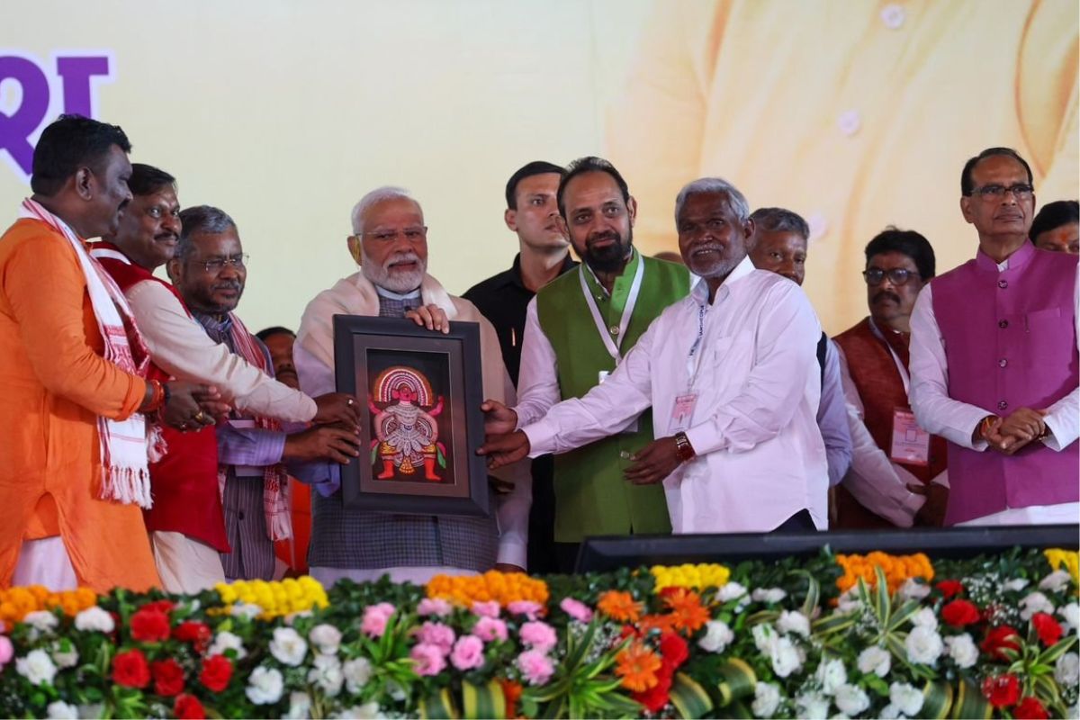 पीएम मोदी को उपहार भेंट करते प्रदेश बीजेपी के नेता