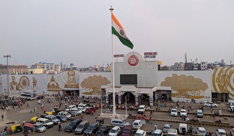 Patna News: पटना जंक्शन पर शुरू हुई नई सुविधा, यात्रियों को अब टिकट लेने में मिलेगी राहत