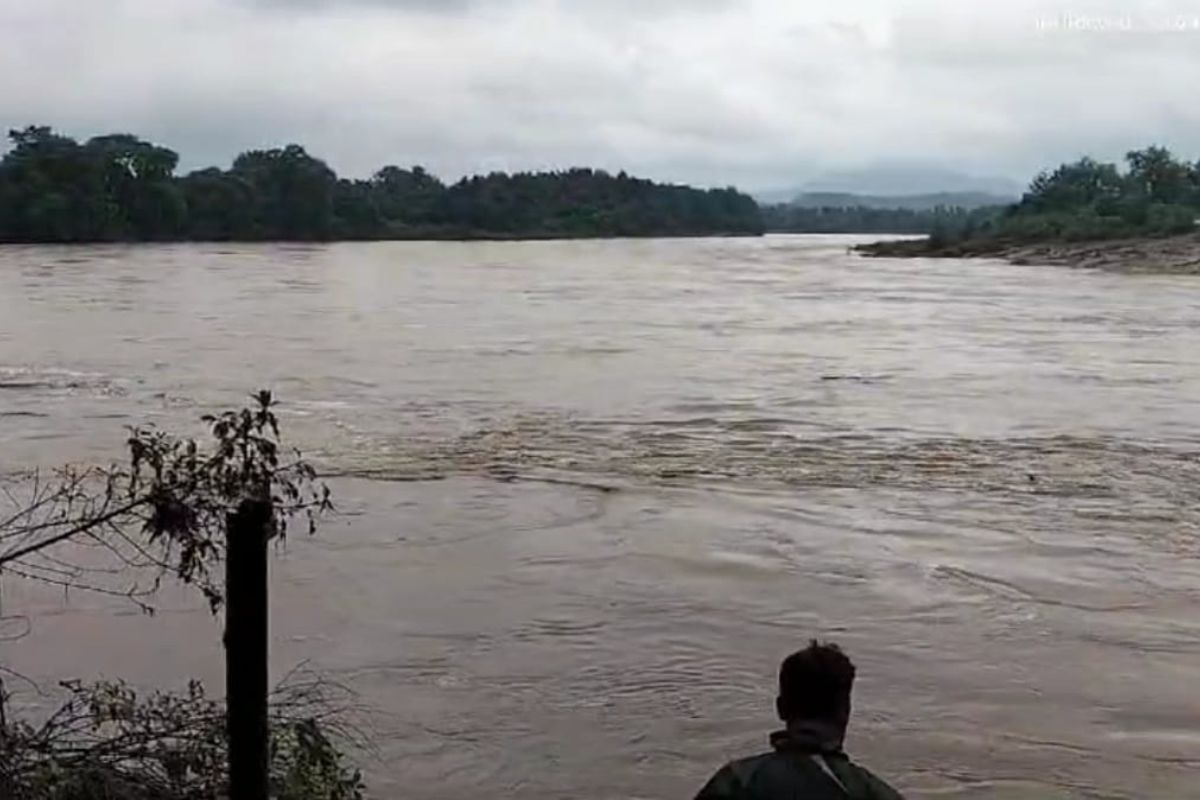 जलस्तर पर नजर रख रहे अधिकारी