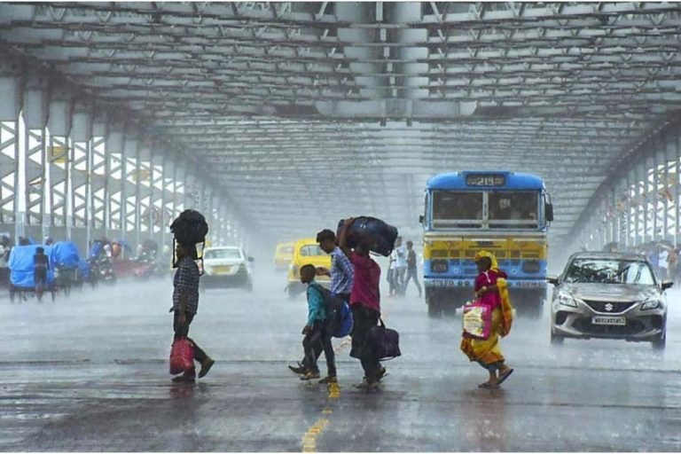 Bengal Weather Update : दुर्गापूजा के दौरान कोलकाता समेत जिलों में भारी बारिश, जानें कैसा रहेगा मौसम