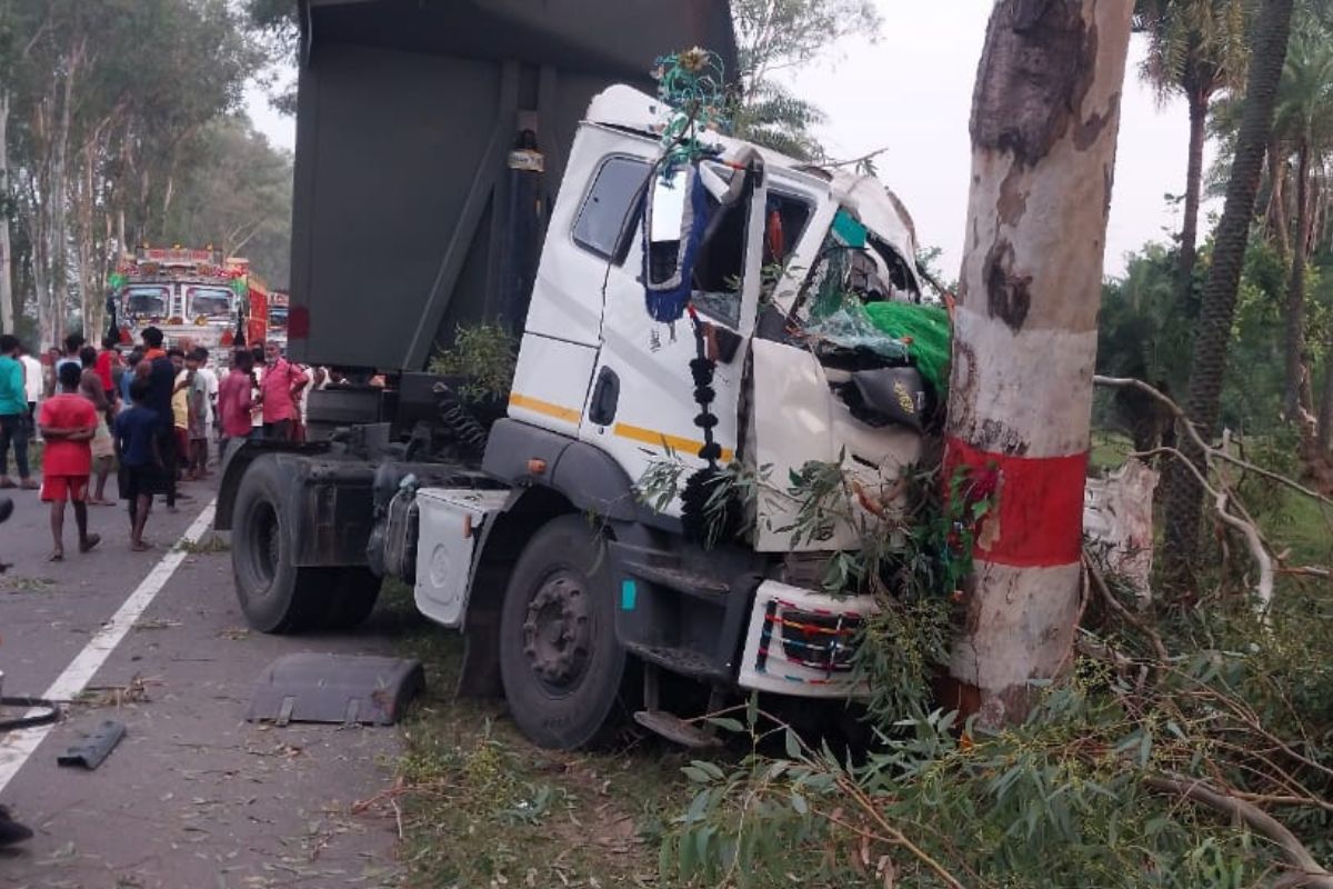 सड़क हादसे के बाद पेड़ से टकराया हाइवा और जुटी भीड़