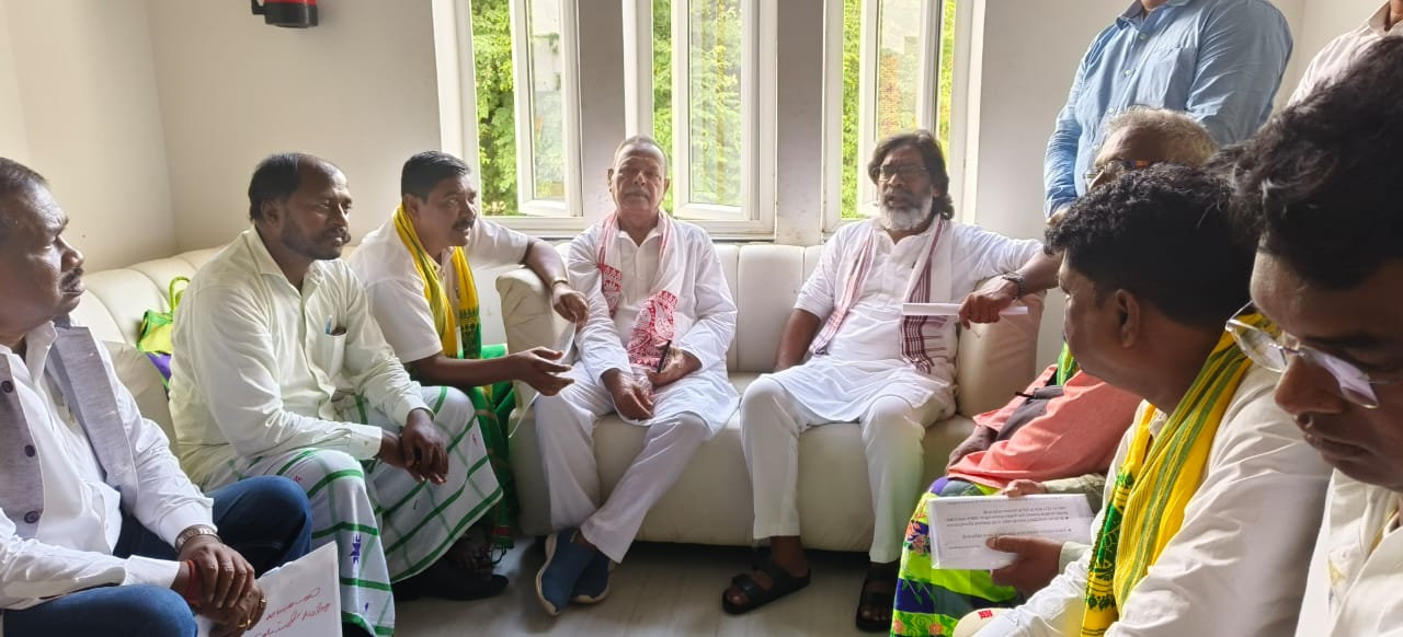 Jamshedpur News : सुंदरनगर क्षेत्र के तालसा गांव के यूसिल प्रबंधन द्वारा विस्थापित परिवारों का मामला मुख्यमंत्री हेमंत सोरेन के पास पहुंचा. तालसा गांव के माझी बाबा दुर्गाचरण मुर्मू के नेतृत्व में एक प्रतिनिधिमंडल शुक्रवार को रांची सोहराय भवन में मुख्यमंत्री हेमंत सोरेन से मिला और विस्थापितों की समस्याओं से अवगत कराया.