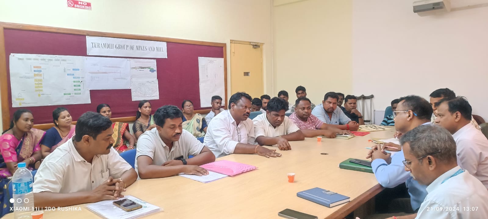 Jamshedpur news : सुंदरनगर यूसिल तुरामडीह सभा कक्ष में शनिवार को तालसा गांव के विस्थापित-प्रभावित परिवार व यूसिब प्रबंधन के अधिकारियों के बीच द्वितीय वार्ता हुई. वार्ता में विस्थापित व प्रभावित परिवार ने अपनी विभिन्न मांगों को यूसिल प्रबंधन के अधिकारियों के सामने रखा. प्रबंधन की ओर से उनकी मांगों पर कोई सकारात्मक जवाब नहीं दिया.