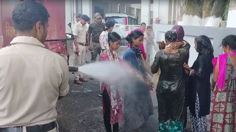 ज़मीन विवाद में आत्मदाह का प्रयास: आदिवासी महिलाओं ने कलेक्ट्रेट में मचाया हड़कंप