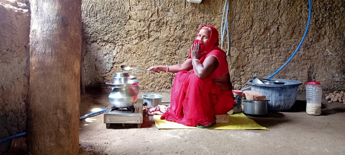 बांका के लीलागोड़ा में बायोगैस पर खाना पका रही गृहिणी.