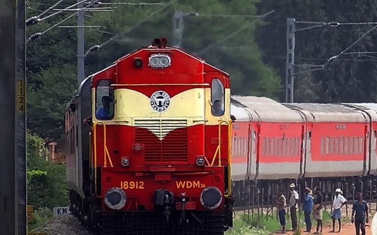 Chhapra : महिला यात्री ने चलती ट्रेन में मांगी मदद, TC ने सीट पर पहुंचाया सेनेटरी पैड