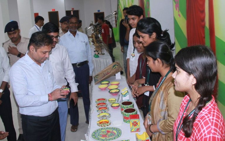 Bhagalpur: हस्तशिल्प को लेकर काफी संभावनाएं, डीएम बोले- युवा धरोहर संभालते हुए करें ऊंचाई प्रदान