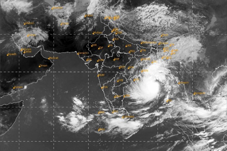 Cyclone Dana: चक्रवाती तूफान का दिखने लगा असर, झारखंड में अलर्ट, जानें अगले 12 घंटों का मौसम