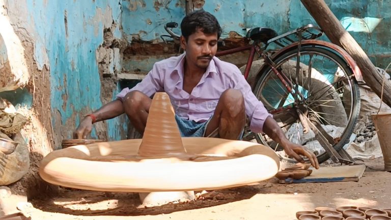 Jharkhand News: इस दीपावली मिट्टी के दीयों से सजेंगे घर, बढ़ी मांग,  कुम्हारों ने बढ़ाई चाक की रफ्तार
