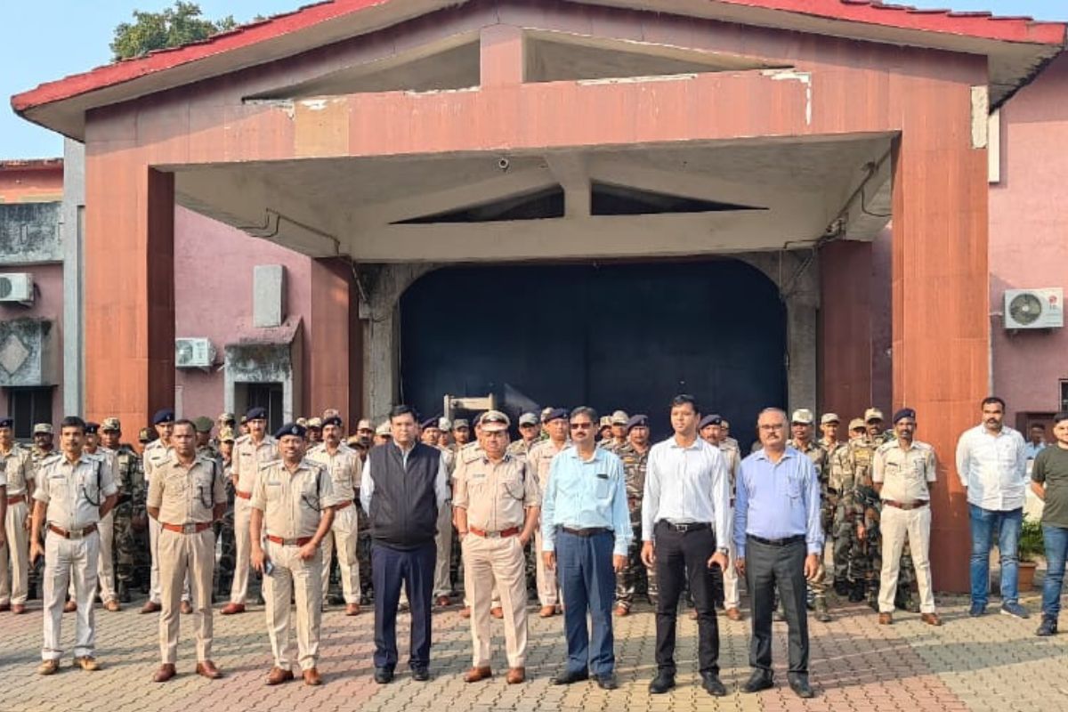 छापेमारी के बाद होटवार जेल के बाहर डीसी वरुण रंजन समेत अन्य अधिकारी