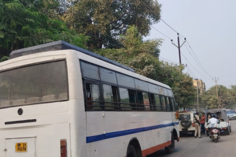 Muzaffarpur News: बस की छत पर बैठ मौत की सवारी कर रहे थे सात लोग, लगा करंट, एक की मौत