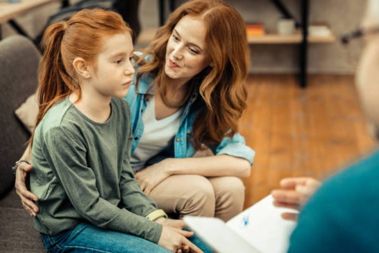 Parenting Tips: पैरेंट्स के लिए जरूरी टिप्स, जानें कब बच्चे बनते हैं जिद्दी और करते हैं बहस, जरूर पढ़ें