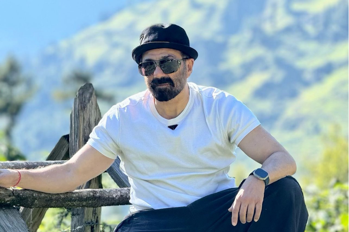 Sunny Deol Relaxes in khet