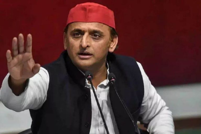 “अखिलेश यादव का हमला: 22 जिलों में बाढ़ से हाहाकार, सरकार मठ में विश्राम पर – उरई में पहली मंजिल तक पानी”